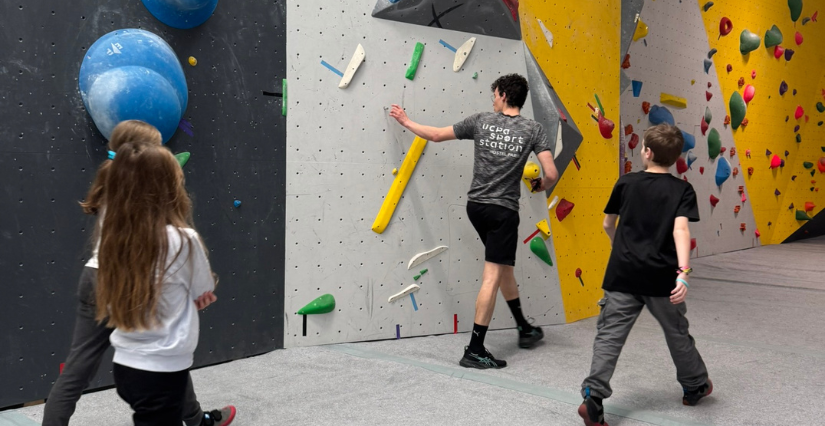 Les enfants découvrent la salle de leur activité anniversaire à l'UCPA Sport Station Hostel Paris