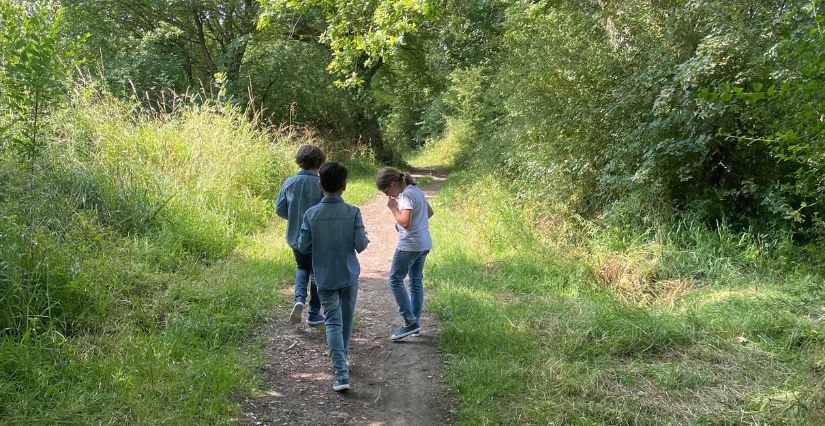 Enfants profitant d'une sortie nature plein air en Ile-de-France