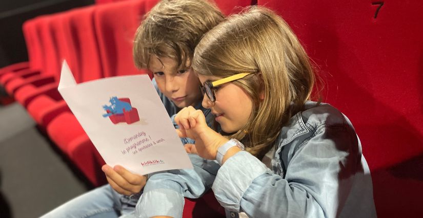 Enfants curieux au théâtre en Ile-de-France