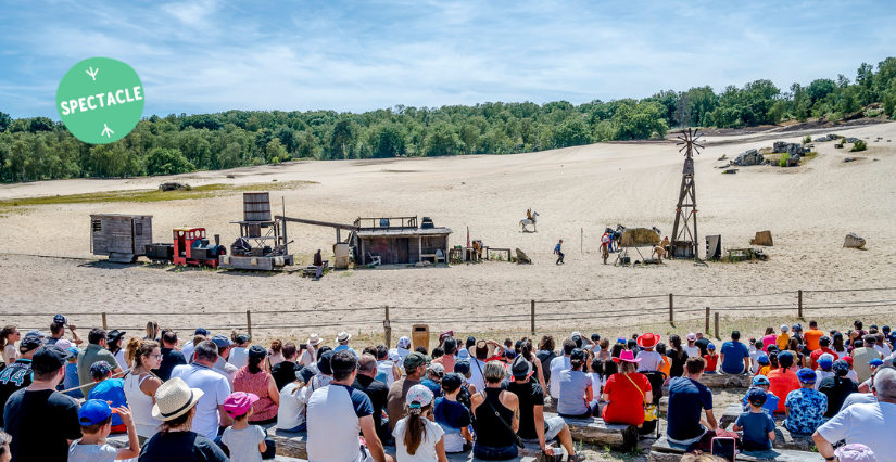 Familles assistant à un spectacle de la Mer de Sable