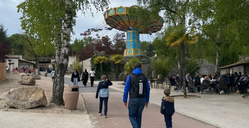 Famille en visite à la Mer de Sable