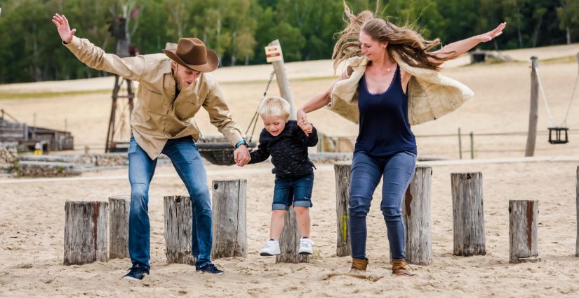 Famille qui profite du parc La Mer de Sable pendant les vacances de printemps