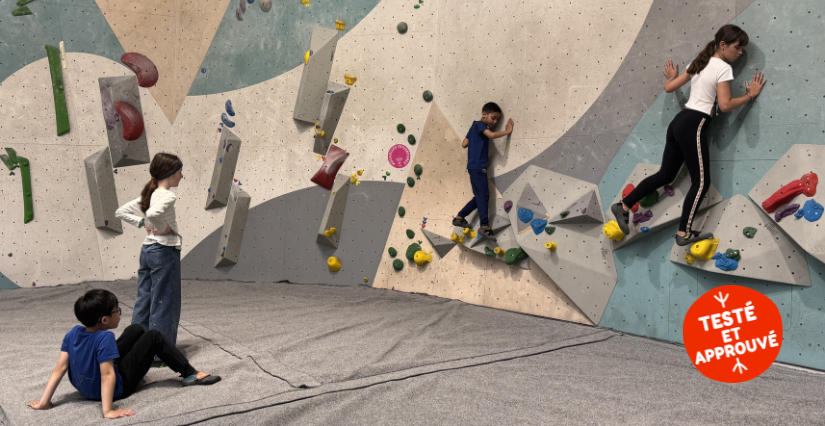 Enfants pratiquant le bloc chez Climb Up Aubervilliers en Île-de-France