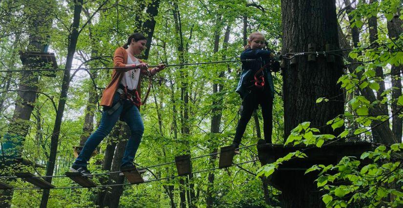 une maman et sa fille à l'accrobranche au parc Aventure Land dans le Val-d'Oise