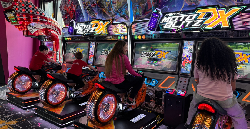 Les kidireporters testent les jeux d'arcade de Bowlcenter Orgeval : les simulateurs de conduite font fureur chez petits et grands.
