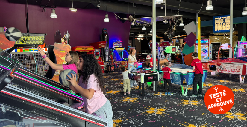 Enfants et ados s'amusant dans la zone gaming de Bowlcenter Orgeval dans les Yvelines