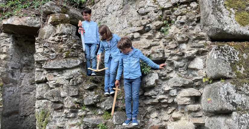 Enfants jouant aux chevaliers dans un château