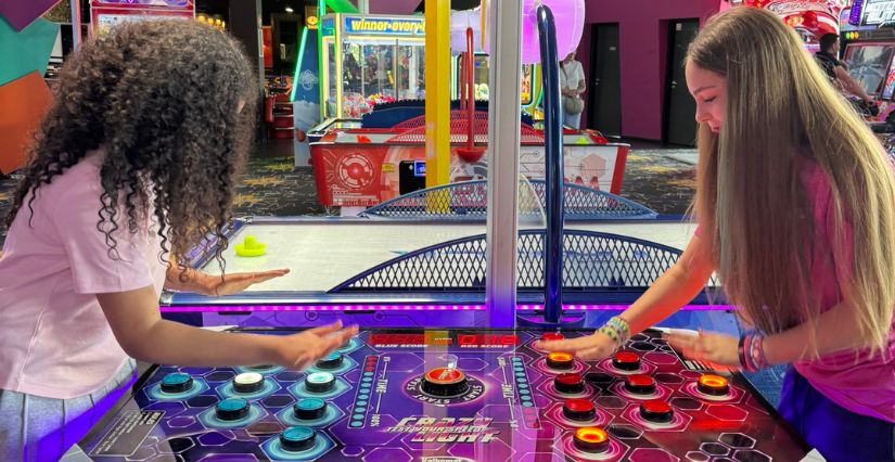Ados jouant aux jeux d'arcade chez Bowlcenter Orgeval 78