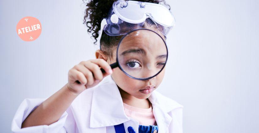 Enfant participant à un stage de découverte scientifique à Versailles dans les Yvelines