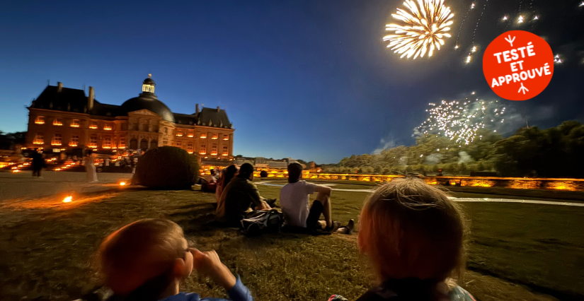 Enfants assistant aux soirées aux chandelles et du feu d'artifice à Vaux-le-Vicomte