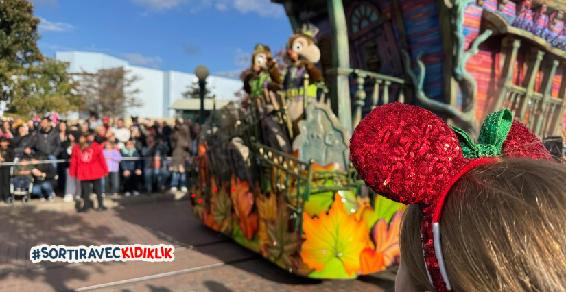 Enfant assistant à la célébration d'Halloween Disneyland Paris