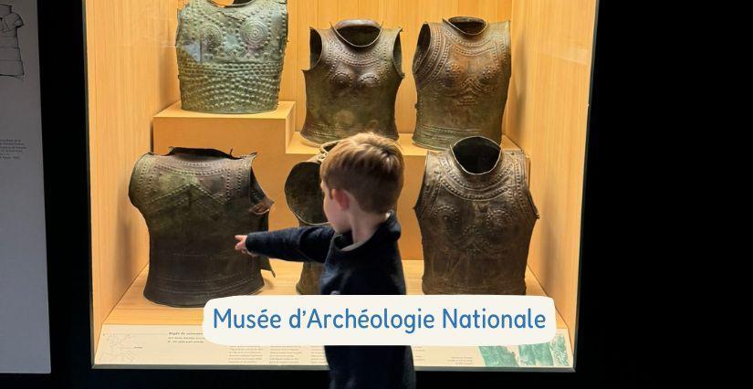 Enfant montrant une vitrine au musée d'Archéologie nationale