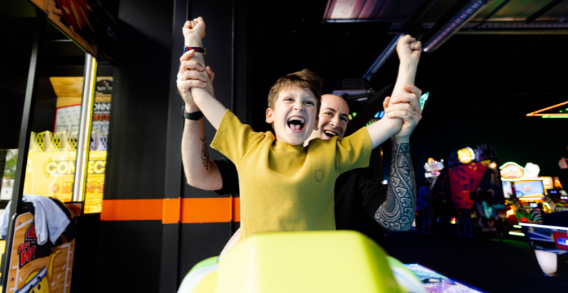 Enfant s'amusant avec son parent chez SpeedPark