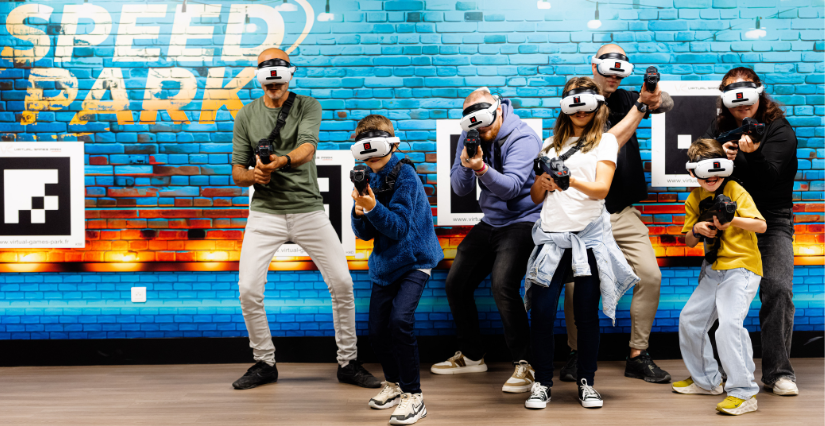 Famille s'amusant au laser game chez SpeedPark