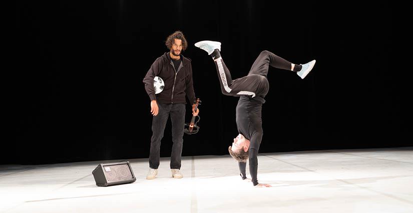 "°Up", spectacle de foot free-style à la Maison de l'environnement, Magny-les-Hameaux (78)