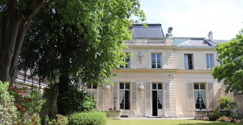 Séance de yoga en famille à l'Hôtel de Noailles, Saint-Germain-en-Laye (78)