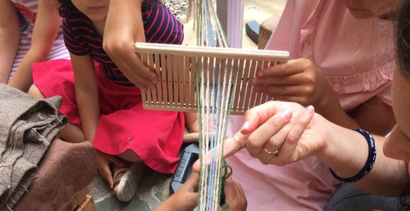 Tissage au temps des Gaulois, atelier enfant au Musée d'Archéologie nationale, Saint-Germain-en-Laye (78)